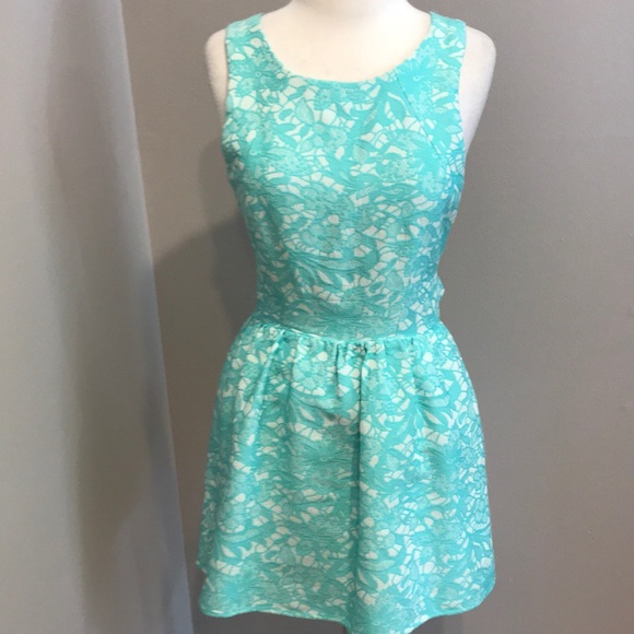Annabelle Dresses & Skirts - EUC TURQUOISE &WHITE SIDE CUTOUT DRESS